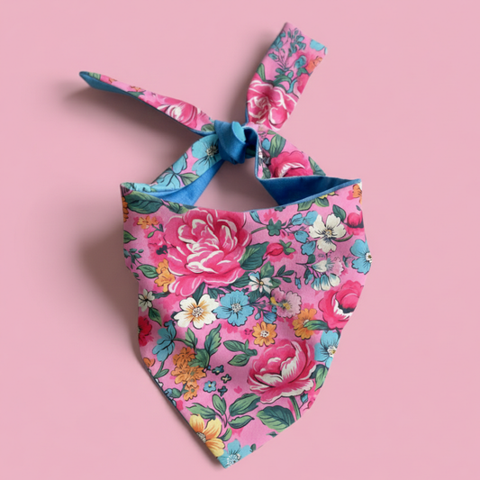 Floral patterned headband and hair tie set on a pink background